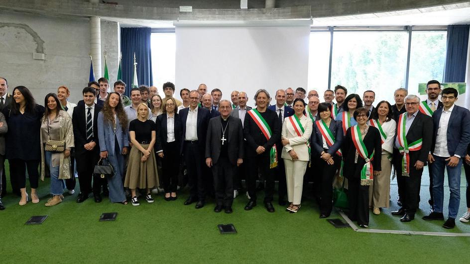 Il dialogo fra l’arcivescovo e i giovani: "Fatevi carico dei vostri coetanei"