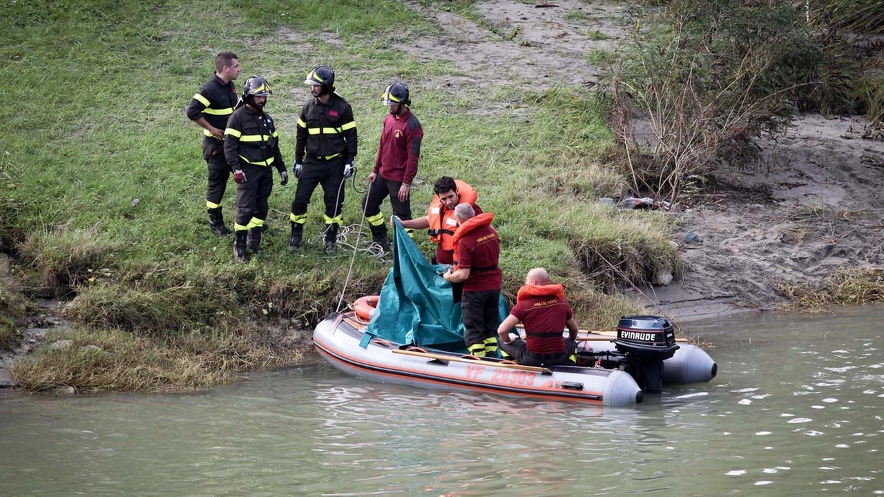 Del recupero della salma si sono occupati i vigili del fuoco e il Nucleo Sommozzatori del Piemonte (foto di repertorio) Del recupero della salma si sono occupati i vigili del fuoco e il Nucleo Sommozzatori del Piemonte (foto di repertorio)