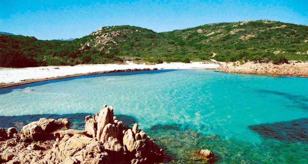 Dalle spiagge più famose come La Pelosa a Stintino e Cala Mariolu (Golfo di Orosei) fino agli angoli nascosti ...