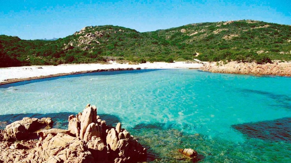 Il mare cristallino conosciuto nel mondo e la ricchezza dell’entroterra, è un’isola speciale Il mare cristallino conosciuto nel mondo e la ricchezza dell’entroterra, è un’isola speciale