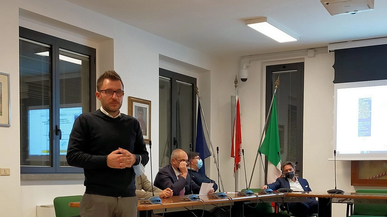Il sindaco di Massalengo durante una riunione in municipio (archivio) Il sindaco di Massalengo durante una riunione in municipio (archivio)