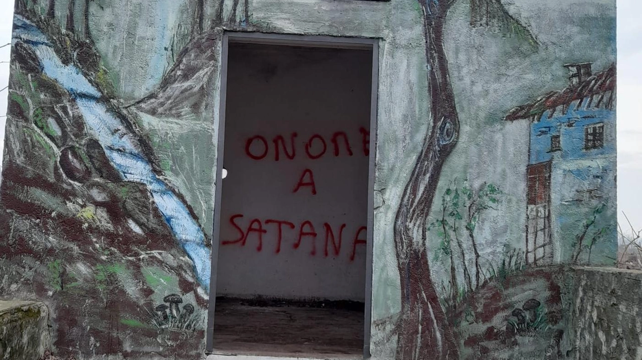 La casetta nel cuore del Roccolo imbrattata con le scritte e simboli in vernice rossa inneggianti a Satana La casetta nel cuore del Roccolo imbrattata con le scritte e simboli in vernice rossa inneggianti a Satana