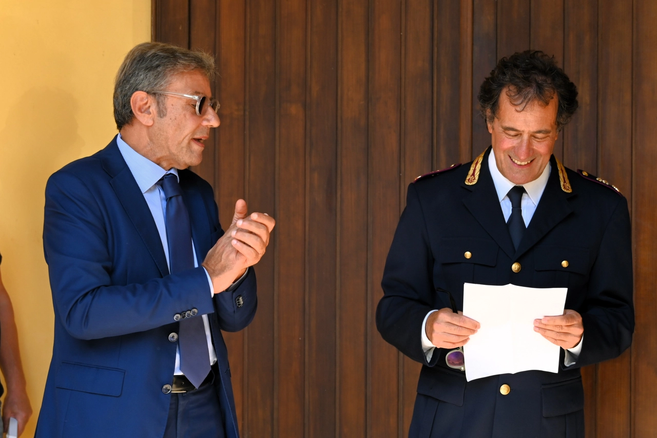 L'emozione durante i saluti. A sinistra, il questore di Lodi Pio Russo
