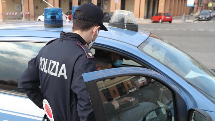 Un poliziotto fuori servizio ha permesso l'arresto dei due rapinatori (foto repertorio) Un poliziotto fuori servizio ha permesso l'arresto dei due rapinatori (foto repertorio)
