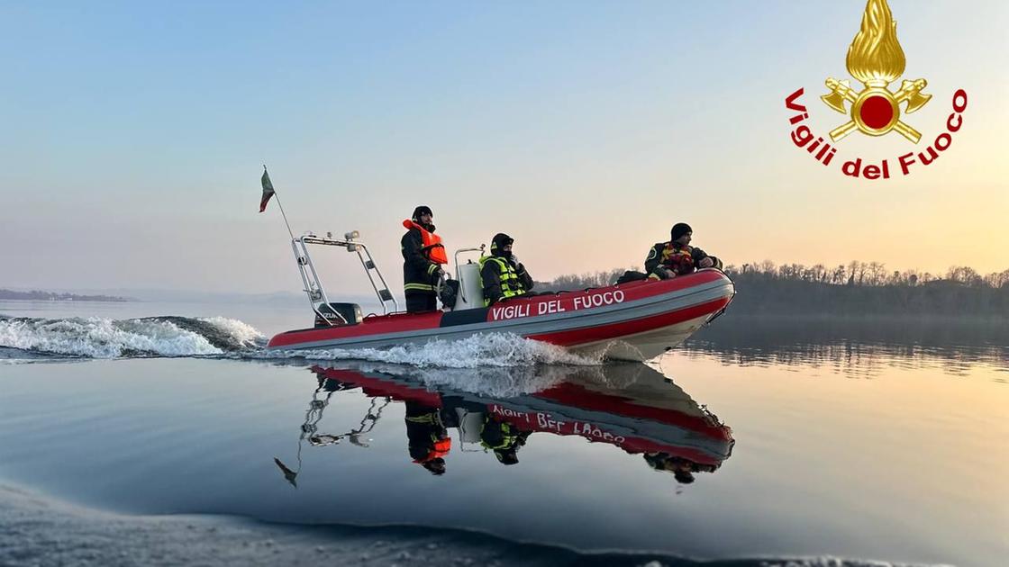 Sicurezza sul Verbano, nei week end caldi presidio dei pompieri. A Ispra battello gonfiabile e moto d Sicurezza sul Verbano, nei week end caldi presidio dei pompieri. A Ispra battello gonfiabile e moto d