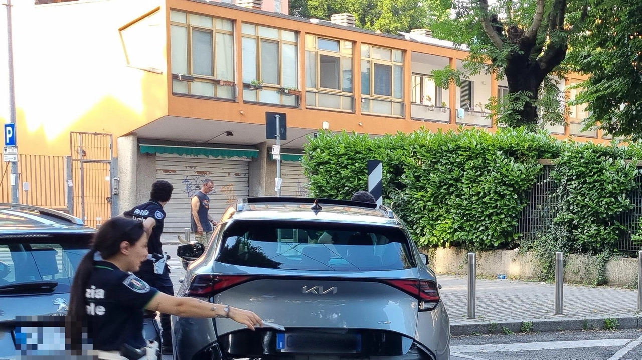 La Kia Sportage lasciata al centro di viale Omero dal conducente poi arrestato per resistenza dalla polizia locale La Kia Sportage lasciata al centro di viale Omero dal conducente poi arrestato per resistenza dalla polizia locale