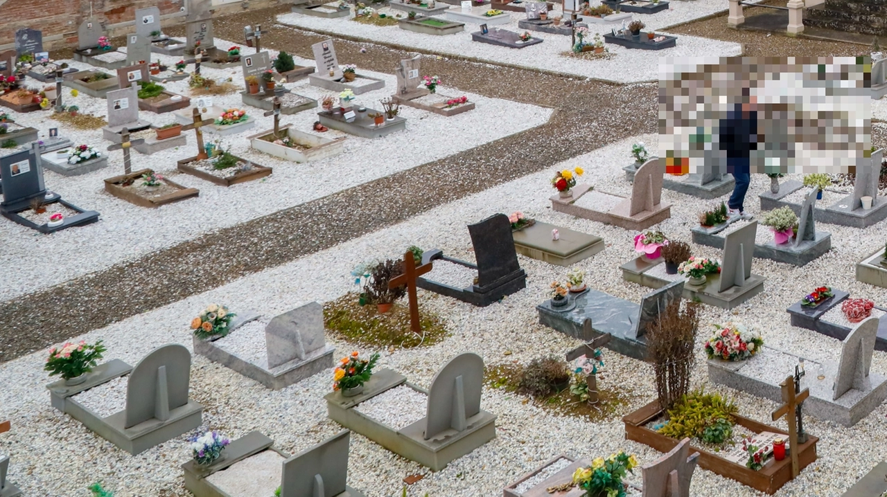Scoperto giro di spaccio in un cimitero (Foto archivio) Scoperto giro di spaccio in un cimitero (Foto archivio)