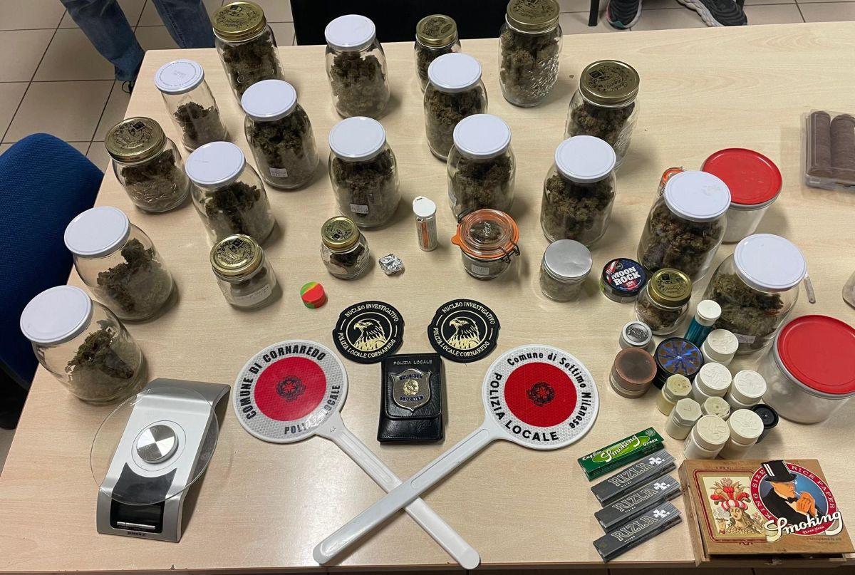 Cornaredo, fermato per un controllo: in auto odore sospetto e un macinino per cannabis. In casa barattoli pieni di droga Cornaredo, fermato per un controllo: in auto odore sospetto e un macinino per cannabis. In casa barattoli pieni di droga