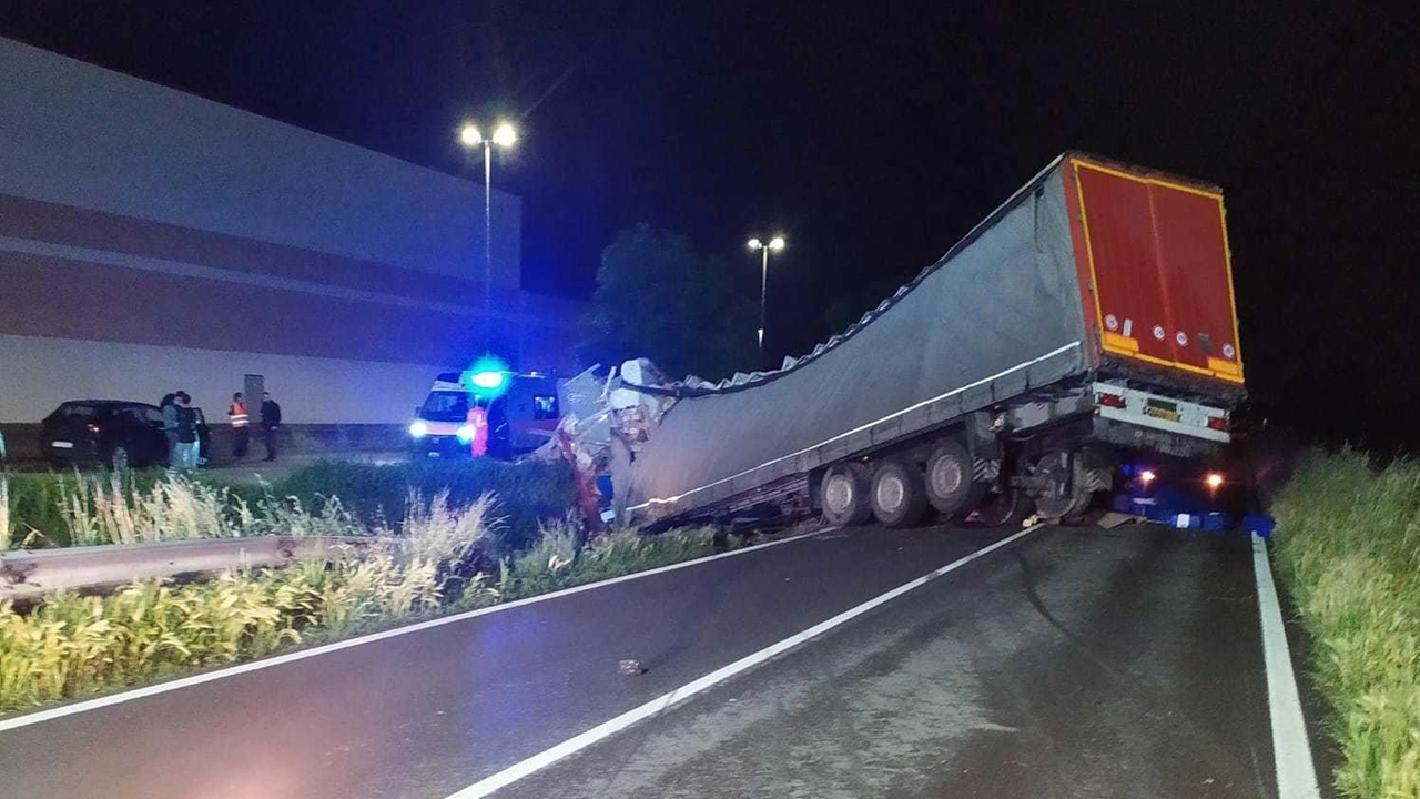 Tir carico esce di strada. Merce sulla carreggiata e viabilità bloccata