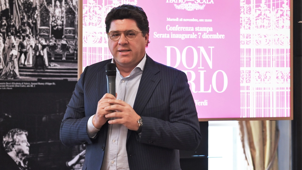 Luca Salsi in abiti “borghesi” a Milano nel 2023 per la presentazione del “Don Carlo” scaligero Luca Salsi in abiti “borghesi” a Milano nel 2023 per la presentazione del “Don Carlo” scaligero
