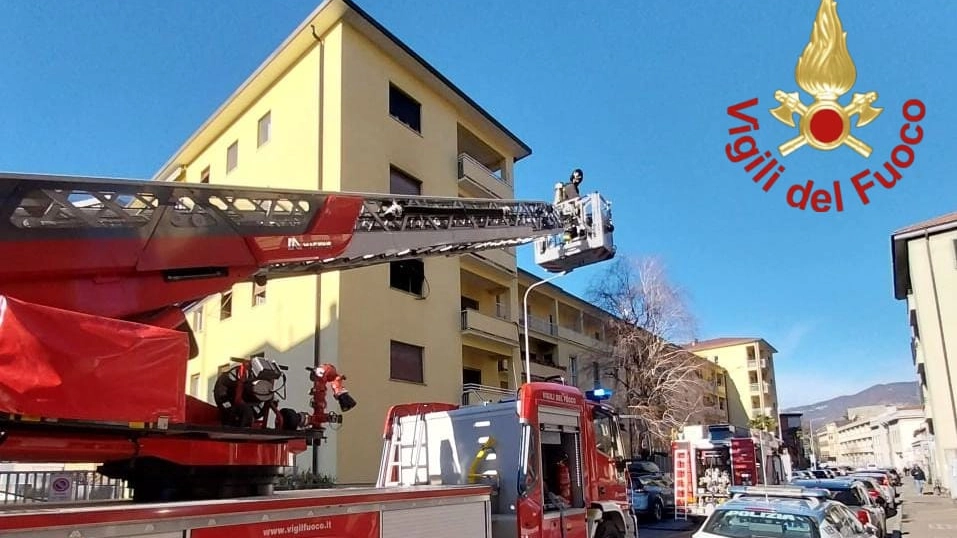 La palazzina in cui è avvenuto il rogo La palazzina in cui è avvenuto il rogo