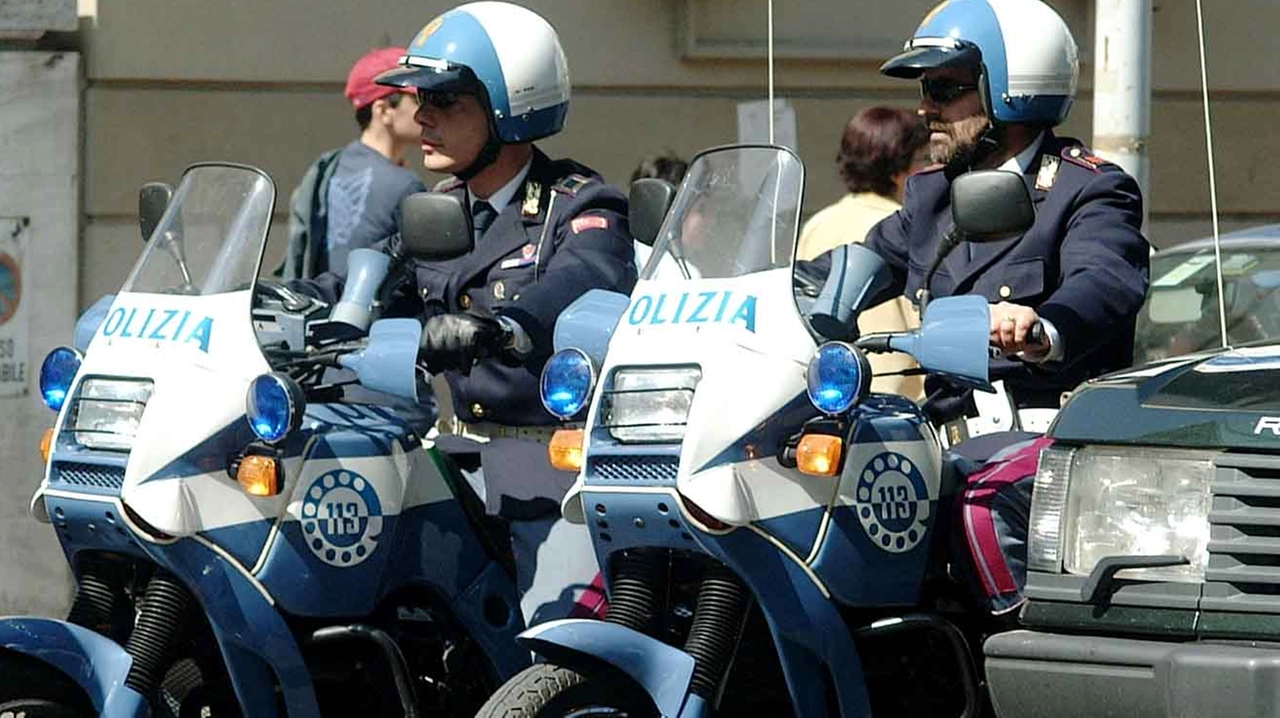 Poliziotti in moto (Foto archivio) Poliziotti in moto (Foto archivio)