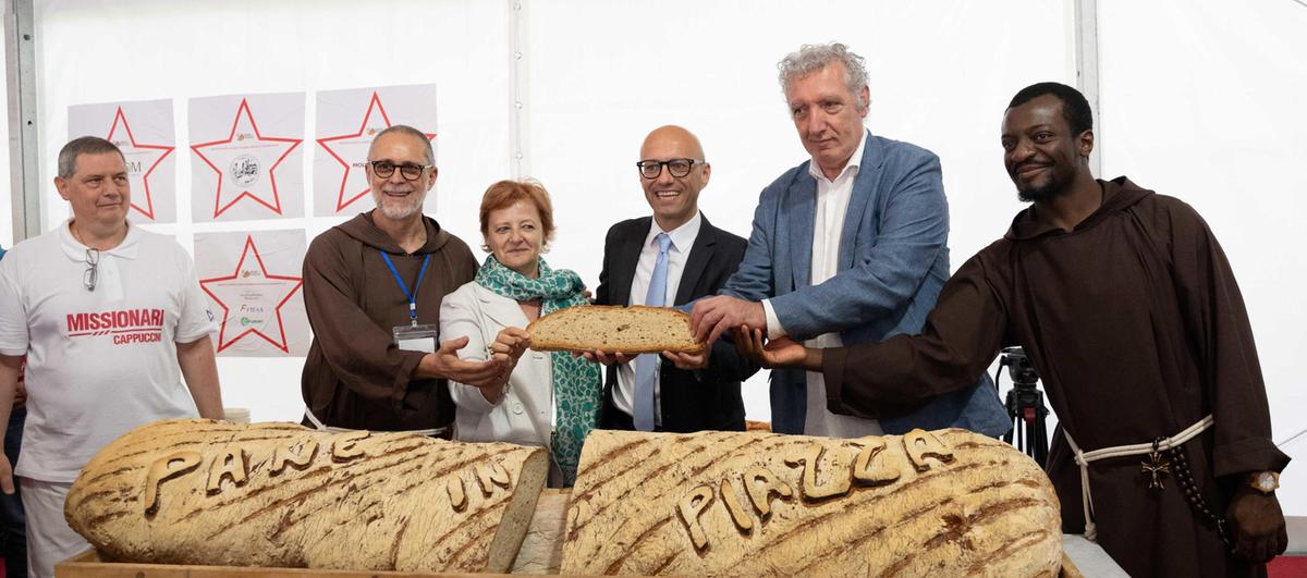 Pane in piazza, a fin di bene. Duecento fornai per il Camerun Pane in piazza, a fin di bene. Duecento fornai per il Camerun