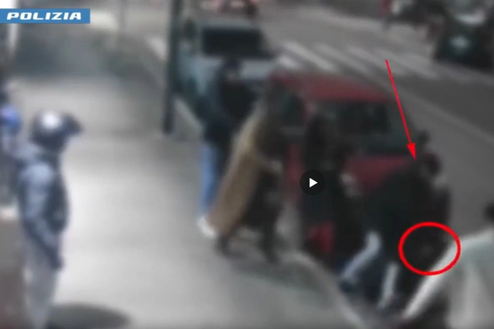 Aggredito dopo aver difeso una ragazza, è una spedizione punitiva (Frame video polizia)