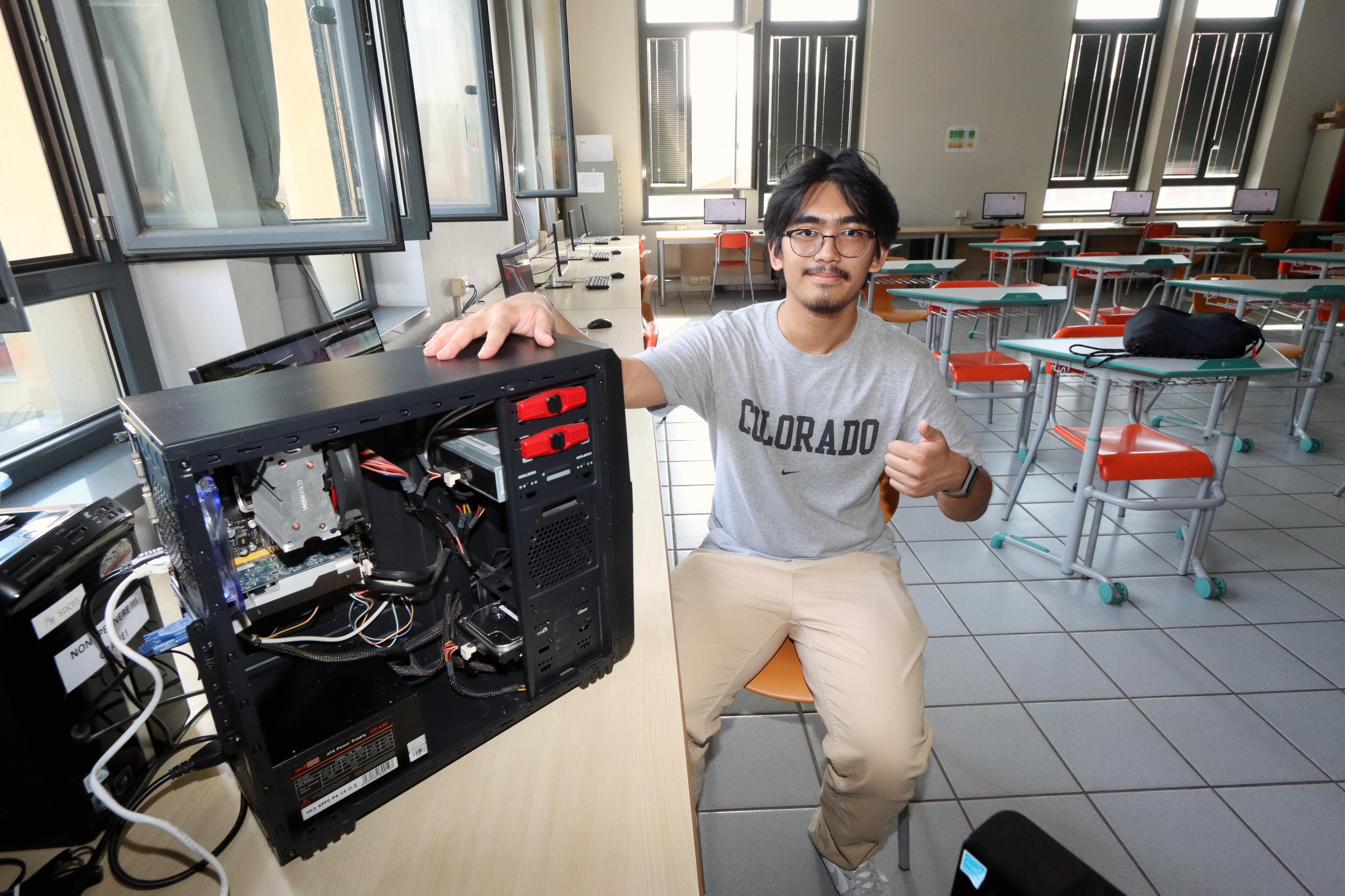 Dave, 100 e lode in Informatica e ora lo aspetta il Politecnico. Mamma badante e papà operaio dalle Filippine a Milano per un futuro migliore: “Qui ho scoperto l’amore per lo studio” Dave, 100 e lode in Informatica e ora lo aspetta il Politecnico. Mamma badante e papà operaio dalle Filippine a Milano per un futuro migliore: “Qui ho scoperto l’amore per lo studio”