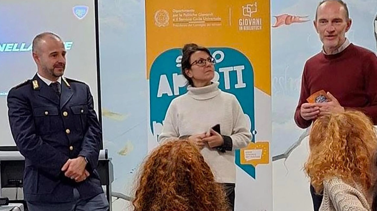 La Polizia postale di Milano tiene lezione a Rho sulla prevenzione dei pericoli online, focalizzandosi su cyberbullismo e pedopornografia. Iniziativa promossa dalla Biblioteca di Lucernate e dal Comune.
