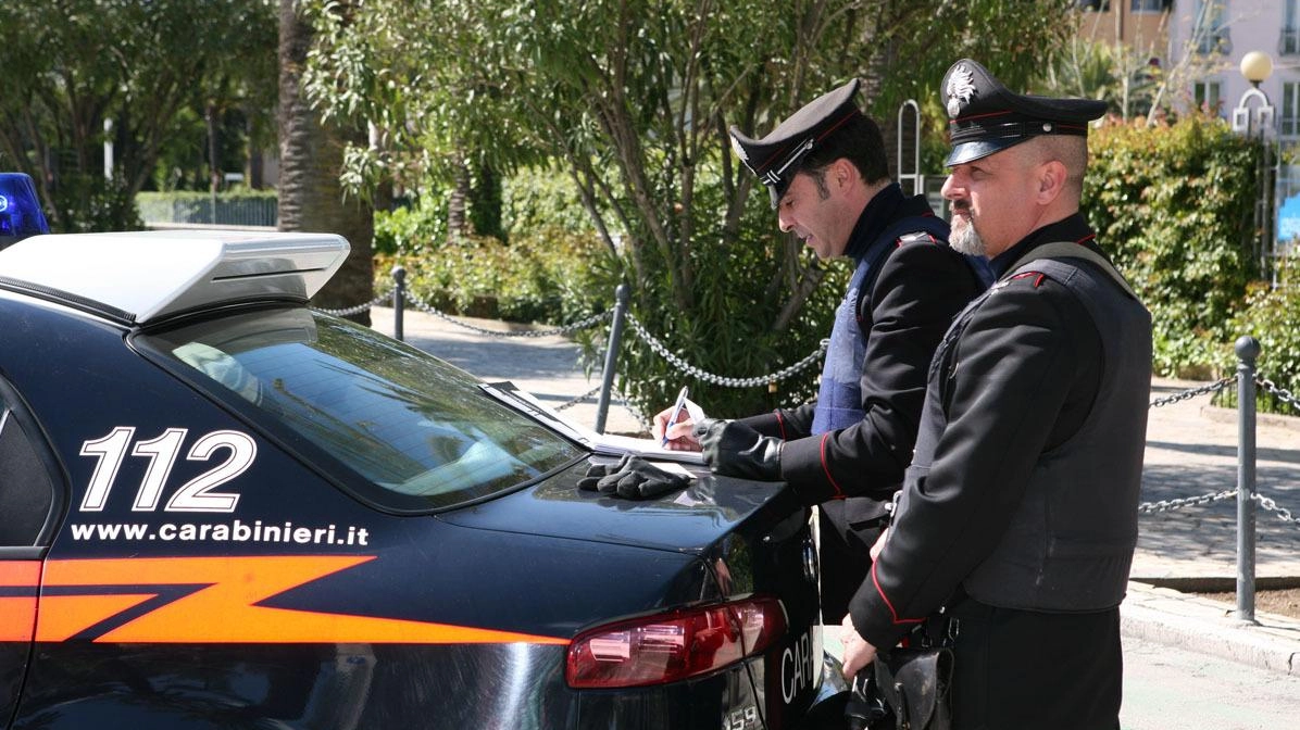 I carabinieri sono riusciti a impedire all'anziano di gettarsi nel vuoto (Archivio) I carabinieri sono riusciti a impedire all'anziano di gettarsi nel vuoto (Archivio)