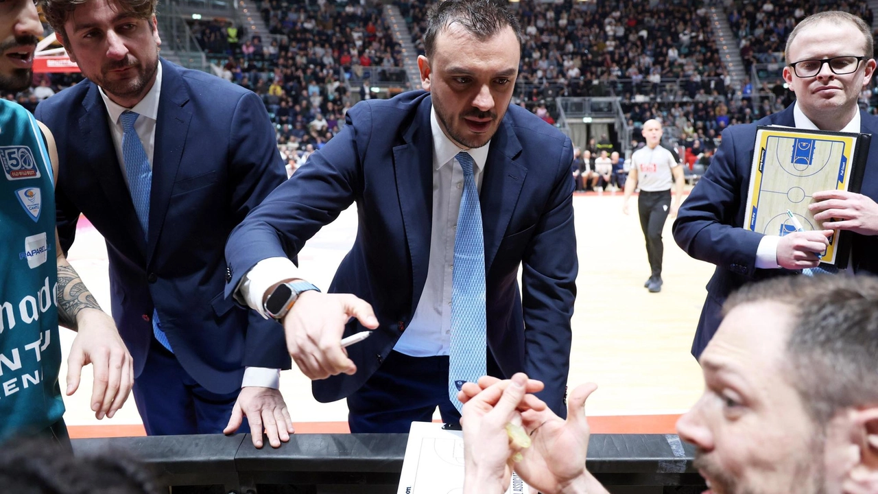 Il coach dell’Acqua San Bernardo Cantù, Nicola Brienza Il coach dell’Acqua San Bernardo Cantù, Nicola Brienza