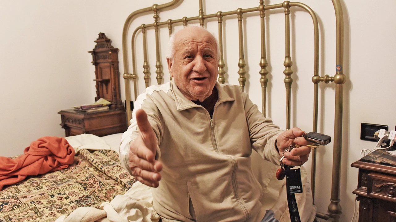 Domenico Scarcella 86 anni ex finanziere “Per il ladro mi è dispiaciuto La pistola ora è ancora sequestrata ma la rivoglio e la rimetterò sotto il cuscino” Domenico Scarcella 86 anni ex finanziere “Per il ladro mi è dispiaciuto La pistola ora è ancora sequestrata ma la rivoglio e la rimetterò sotto il cuscino”