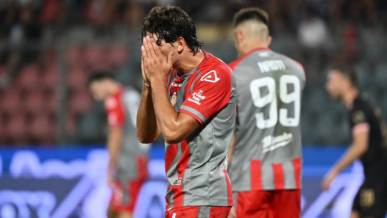 Tommaso Barbieri (Cremonese) delusione dopo occasione da gol fallita Tommaso Barbieri (Cremonese) delusione dopo occasione da gol fallita