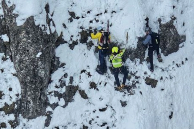Il soccorritore dei vigili del fuoco bloccato in parete con gli escursionisti incrodati