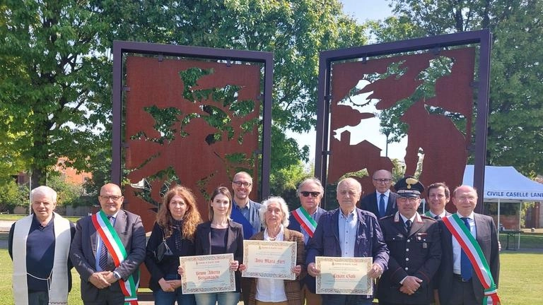 Premiati e autorità durante la manifestazione che si è svolta nella zona del monumento al lavoro Premiati e autorità durante la manifestazione che si è svolta nella zona del monumento al lavoro