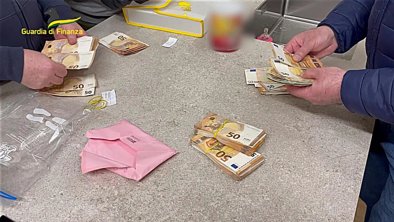 Giro di fatture false scoperto dalla Guardia di Finanza Giro di fatture false scoperto dalla Guardia di Finanza