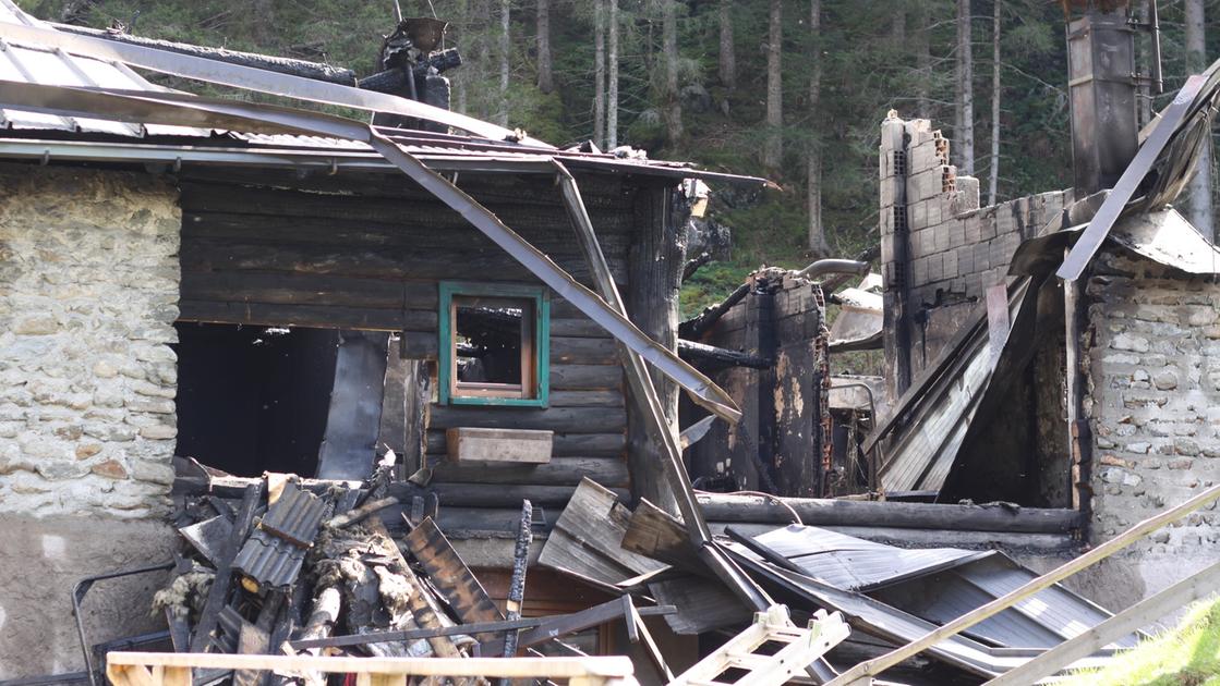 Il rifugio distrutto da un incendio a Corteno Golgi. Gara di solidarietà per la riapertura del Val Brandet dopo la richiesta d’aiuto lanciata dai gestori Il rifugio distrutto da un incendio a Corteno Golgi. Gara di solidarietà per la riapertura del Val Brandet dopo la richiesta d’aiuto lanciata dai gestori