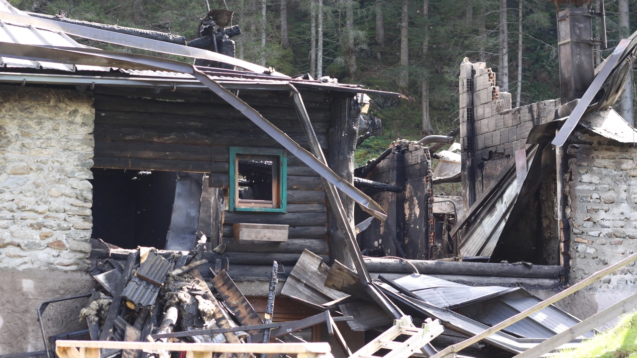 Il Rifugio Val Brandet è stato distrutto dalle fiamme alla vigilia del Primo maggio Il Rifugio Val Brandet è stato distrutto dalle fiamme alla vigilia del Primo maggio