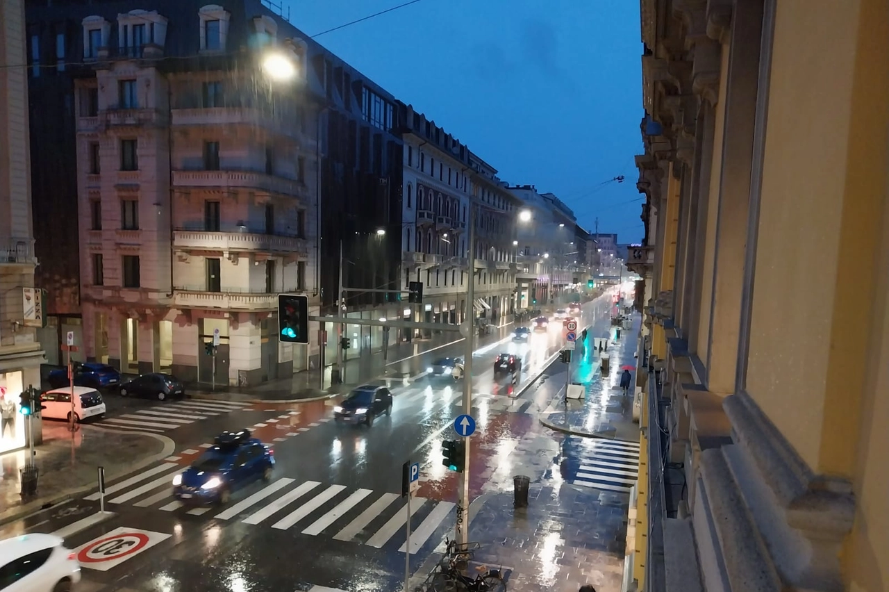 Corso Buenos Aires a Milano sotto la pioggia