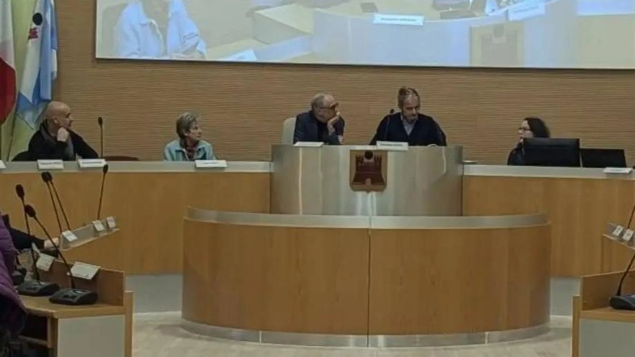Nell’ultima seduta del consiglio il bilancio previsionale si è arenato su 12 voti favorevoli altrettanti contrari e un astenuto Nell’ultima seduta del consiglio il bilancio previsionale si è arenato su 12 voti favorevoli altrettanti contrari e un astenuto