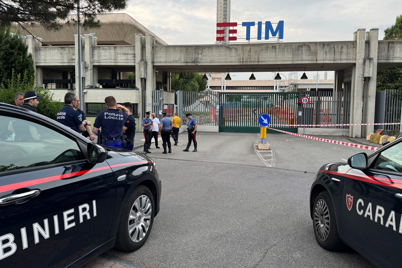 La sparatoria è avvenuta nel parcheggio antistante l'ingresso della Tim