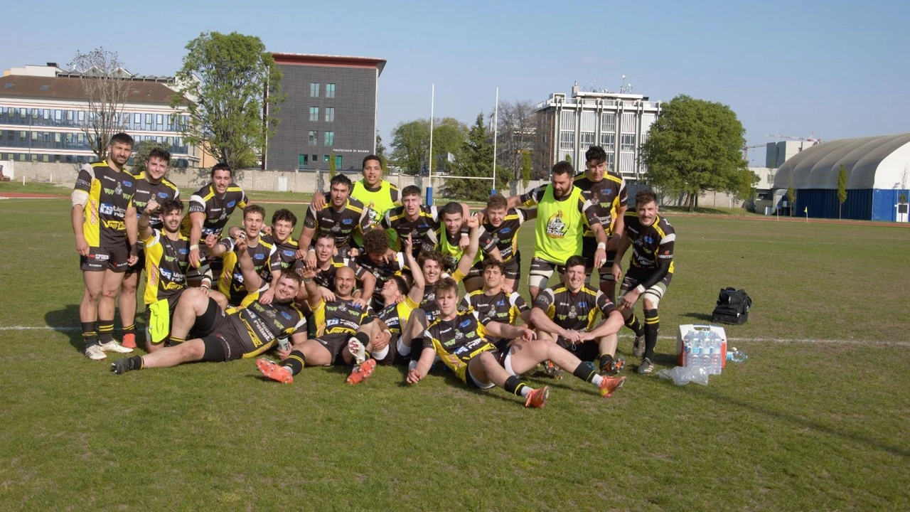 La gioia della squadra giallonera dopo l’ultima promozione La gioia della squadra giallonera dopo l’ultima promozione