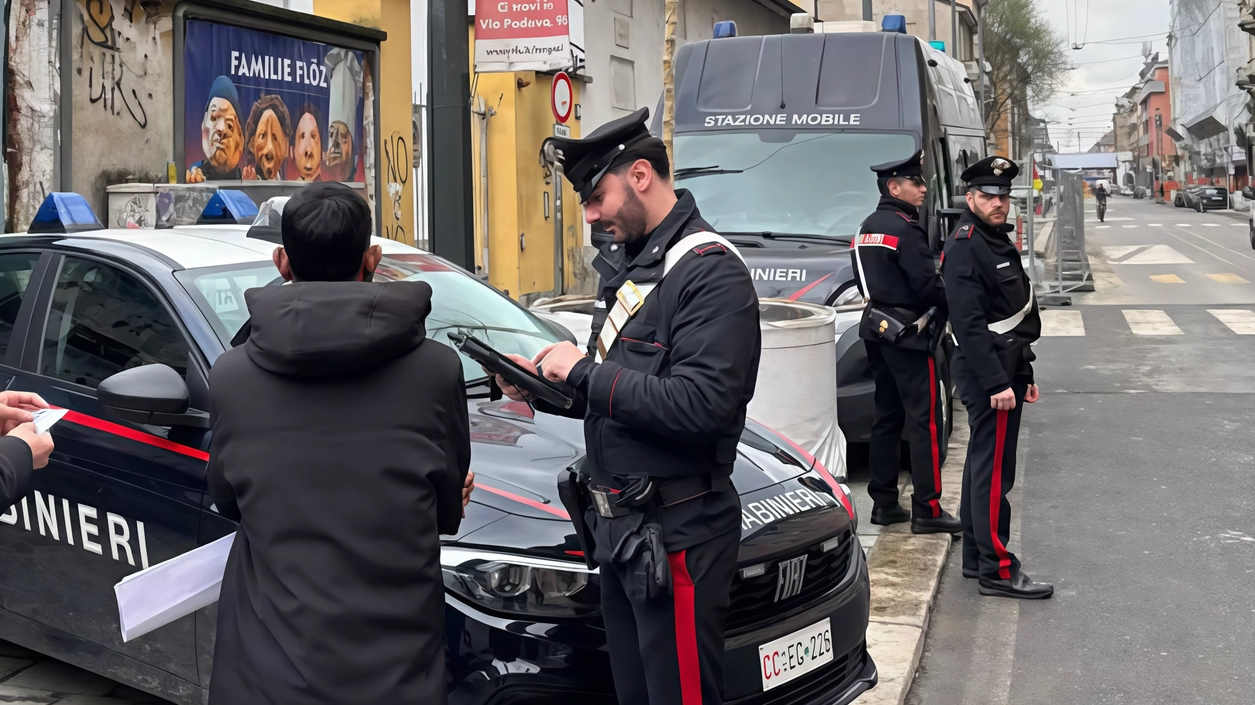 Controlli dei carabinieri in via Padova: nel quartiere a nord di Loreto è stato rafforzato il presidio di sicurezza