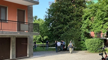 Pavia, morto il bimbo di 18 mesi caduto dal balcone al quarto piano