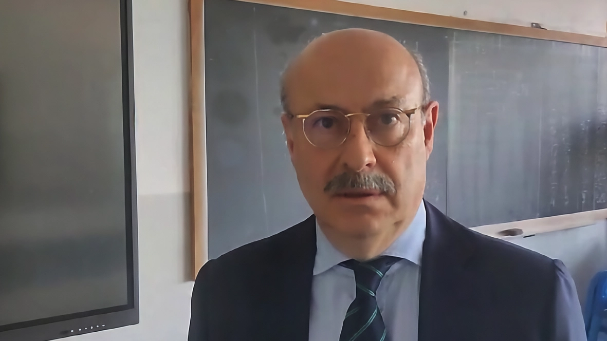 Il sindaco di Barlassina Paolo Vintani coltiva la dote dell’ascolto anche per lavoro dal banco della sua farmacia Negli anni è stato vicepresidente regionale di Federfarma Il sindaco di Barlassina Paolo Vintani coltiva la dote dell’ascolto anche per lavoro dal banco della sua farmacia Negli anni è stato vicepresidente regionale di Federfarma