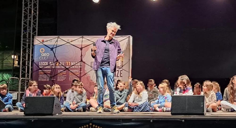 Il prof che ci piace, Vincenzo Schettini, riempie la piazza a Lecco Il prof che ci piace, Vincenzo Schettini, riempie la piazza a Lecco