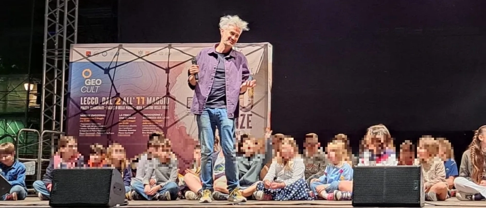 Il prof che ci piace, Vincenzo Schettini, riempie la piazza a Lecco
