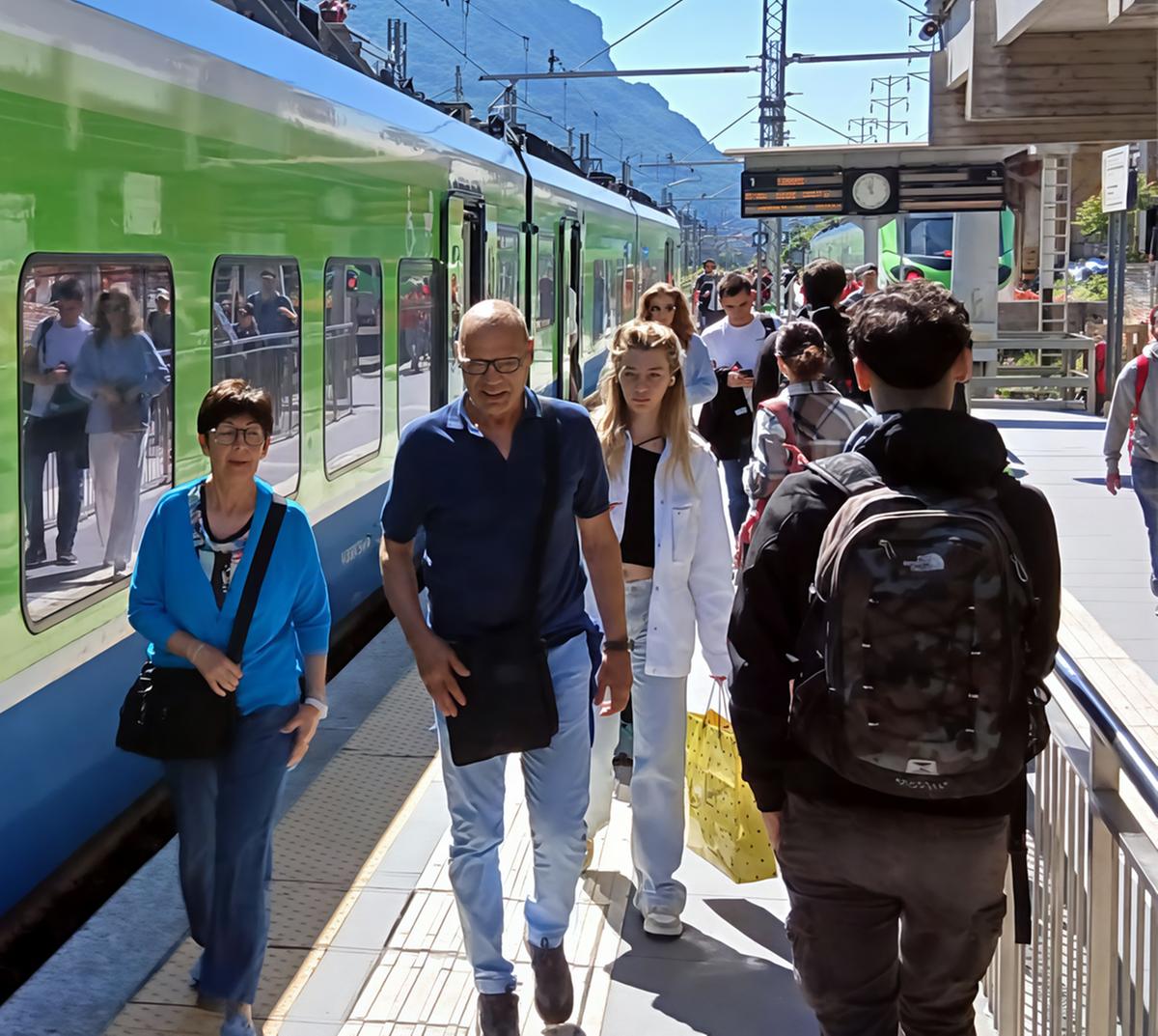 la ferrovia delle olimpiadi un treno ogni trenta minuti sulla linea lecco tirano