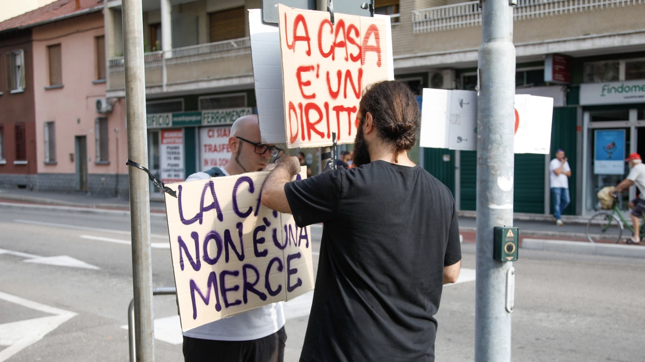 Ancora una protesta per chiedere di trovare soluzioni alternative allo sfratto Ancora una protesta per chiedere di trovare soluzioni alternative allo sfratto
