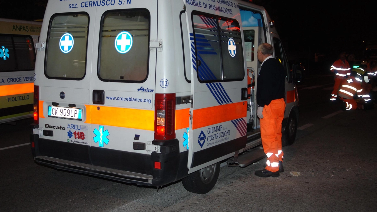 Il ragazzo è stato portato dal pronto soccorso di Mortara all'ospedale di Vigevano Il ragazzo è stato portato dal pronto soccorso di Mortara all'ospedale di Vigevano