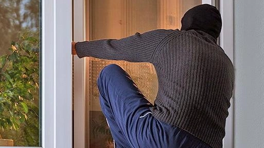 Un ladro entra in una casa da una finestra (Foto archivio) Un ladro entra in una casa da una finestra (Foto archivio)