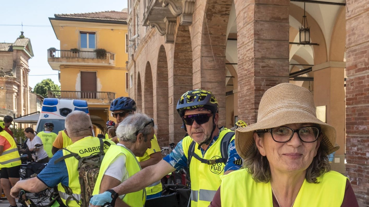 Domani alle 10 dal lato del parco del castello affacciato su Strada Nuova partirà la biciclettata “Le cinque abbazie e il castello di Mirabello“ Domani alle 10 dal lato del parco del castello affacciato su Strada Nuova partirà la biciclettata “Le cinque abbazie e il castello di Mirabello“