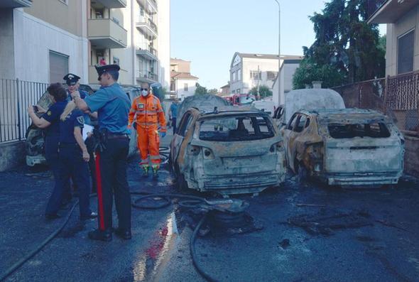 Fiamme da una vettura a gas. Danni a 4 auto e un furgone Fiamme da una vettura a gas. Danni a 4 auto e un furgone