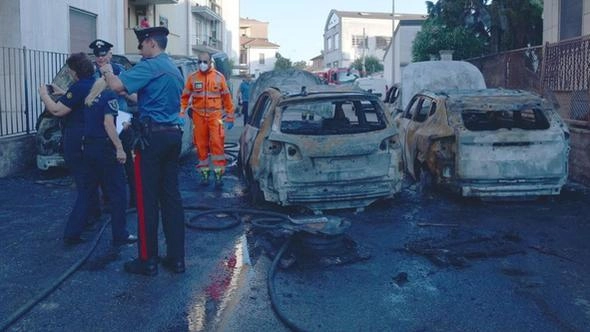 I vigili del fuoco hanno lavorato a lungo per avere ragione delle fiamme I carabinieri hanno effettuato i primi rilievi