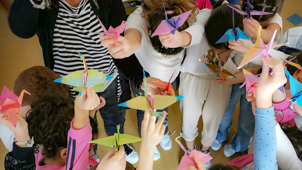 Al lavoro per realizzare mille gru con la tecnica dell’origami da raccogliere entro novembre e trasformare in maxi installazione Al lavoro per realizzare mille gru con la tecnica dell’origami da raccogliere entro novembre e trasformare in maxi installazione
