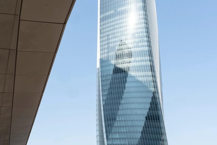 CityLife, i vigili del fuoco in azione dopo che si è inclinata l'insegna Generali sul grattacielo Hadid