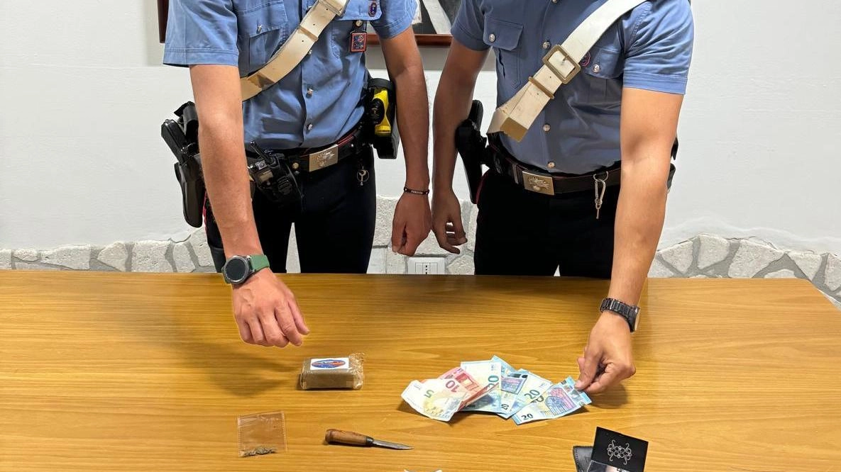 I carabinieri controllano gli avventori di un locale pubblico e in cortile scoprono un ventiseienne che fuma hashish mentre un... I carabinieri controllano gli avventori di un locale pubblico e in cortile scoprono un ventiseienne che fuma hashish mentre un...
