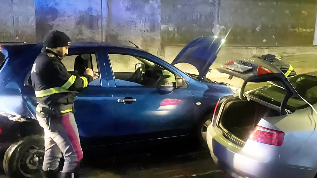 L’asfalto viscido per la pioggia, la velocità eccessiva, il mancato rispetto della distanza di sicurezza. Sono le cause del... L’asfalto viscido per la pioggia, la velocità eccessiva, il mancato rispetto della distanza di sicurezza. Sono le cause del...