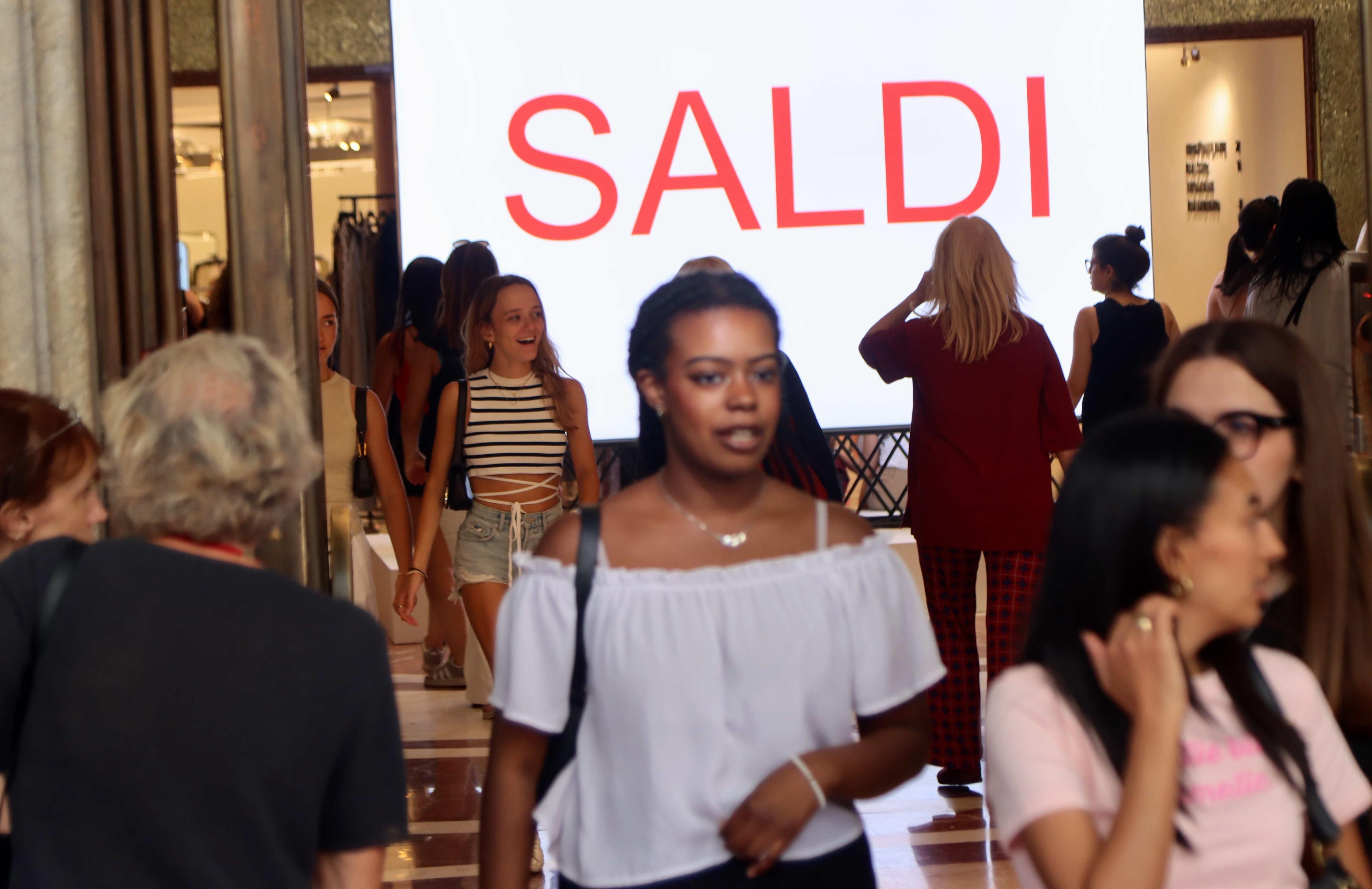 Saldi estivi 2025, come sono partiti a Milano. E quanto si è speso a persona (spoiler: più del previsto) Saldi estivi 2025, come sono partiti a Milano. E quanto si è speso a persona (spoiler: più del previsto)